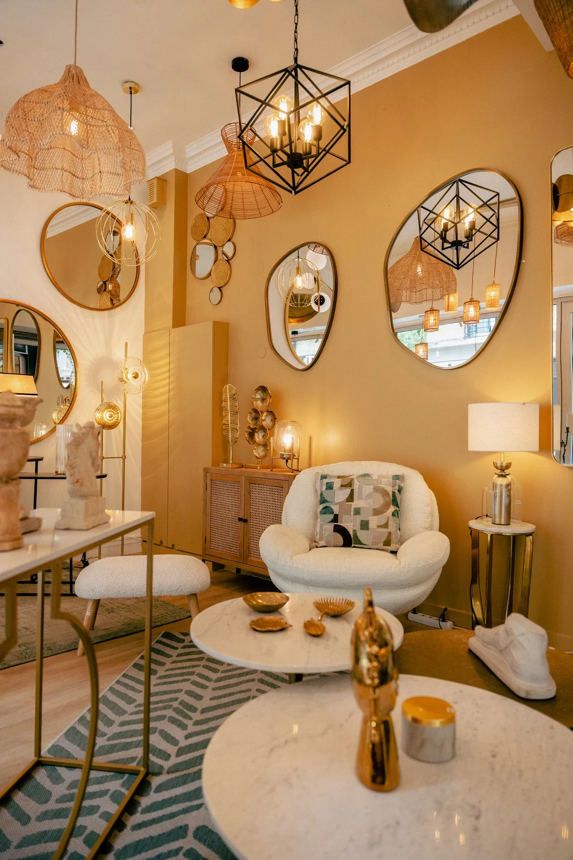 Boutique décoration Paris : Miroir, suspension, table-basse, fauteuil design