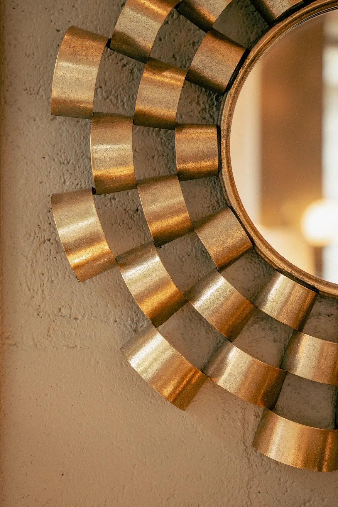 Boutique décoration Paris : Miroir design rond et doré à fixer au mur